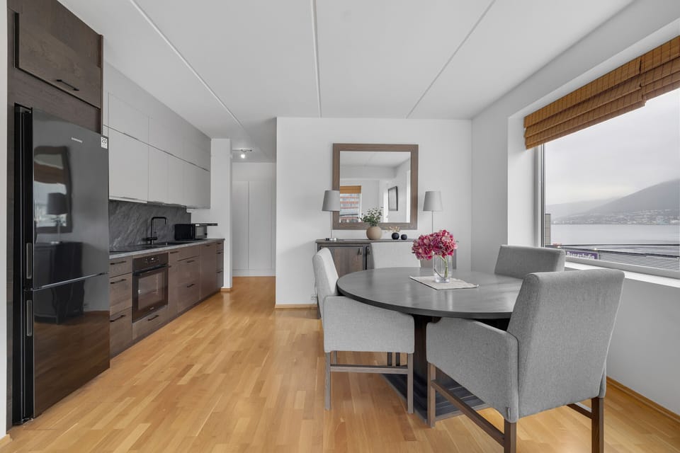 Fully equipped kitchen and dining area