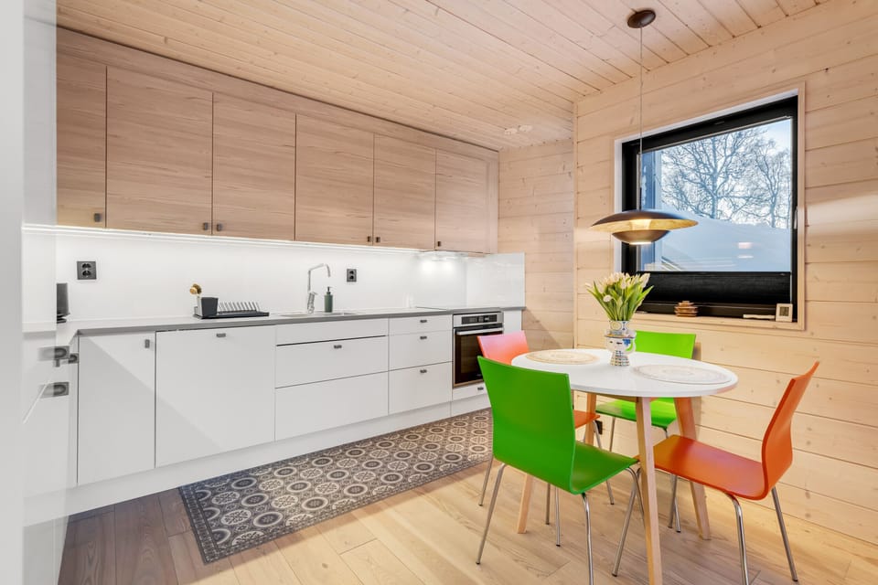Modern kitchen with everything you need to prepare meals.