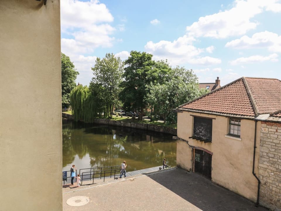 14B Canal Wharf