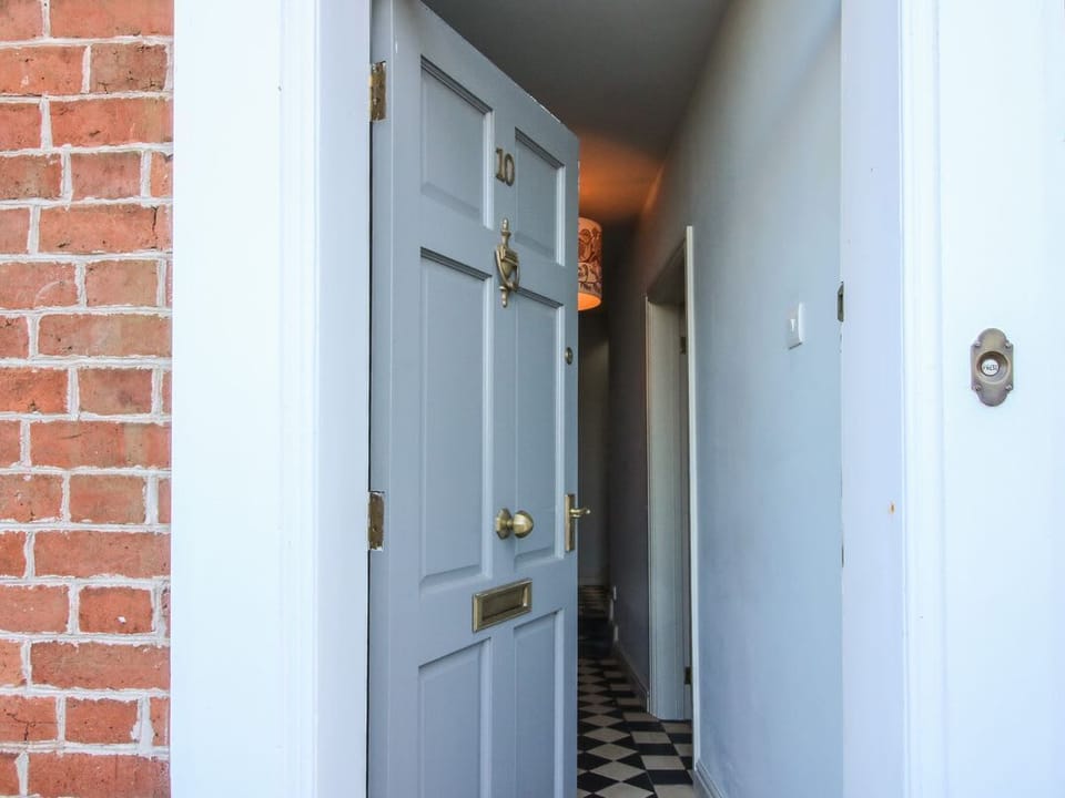 10 Upper Linney