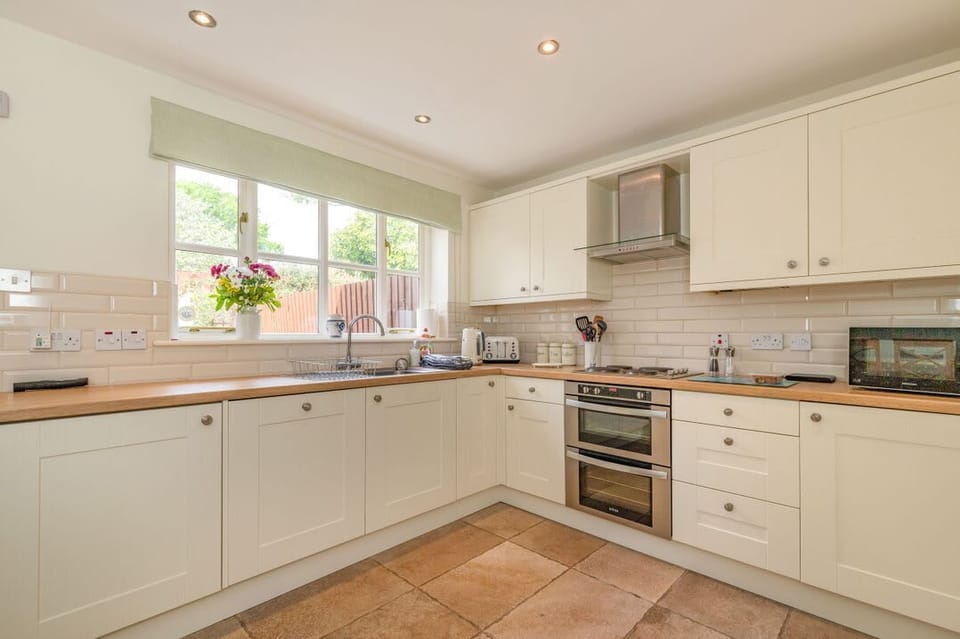 4 Aldelyme Court