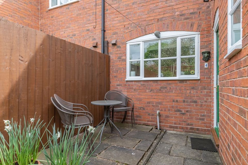 4 Aldelyme Court