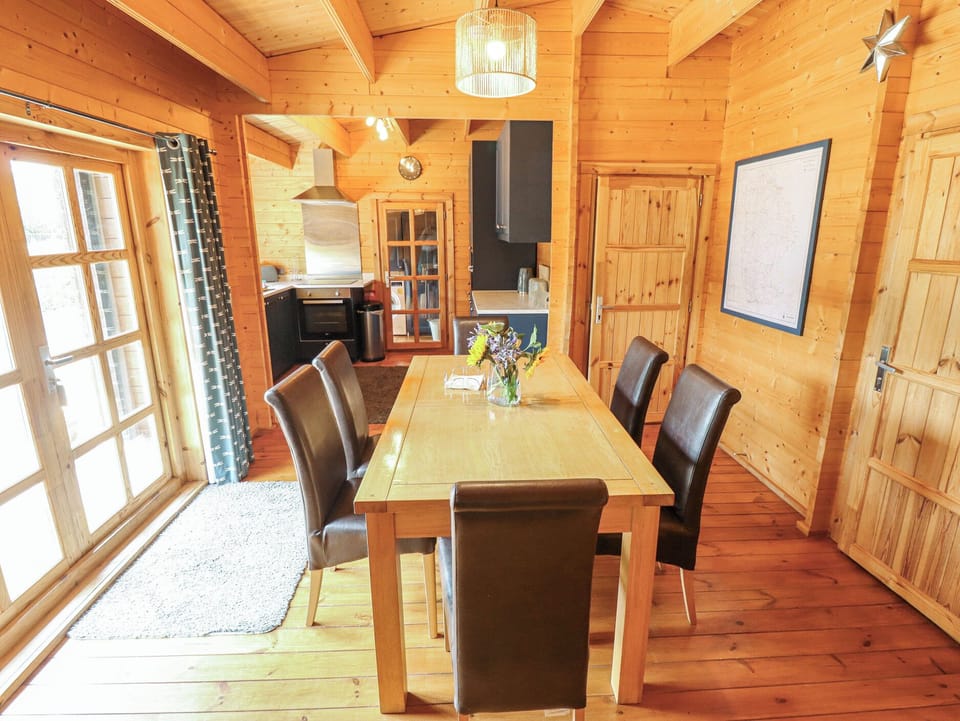 Tythe Lodge – Hot Tub Retreat in Rural Lincolnshire | Family-Friendly Lodge Near Heckington