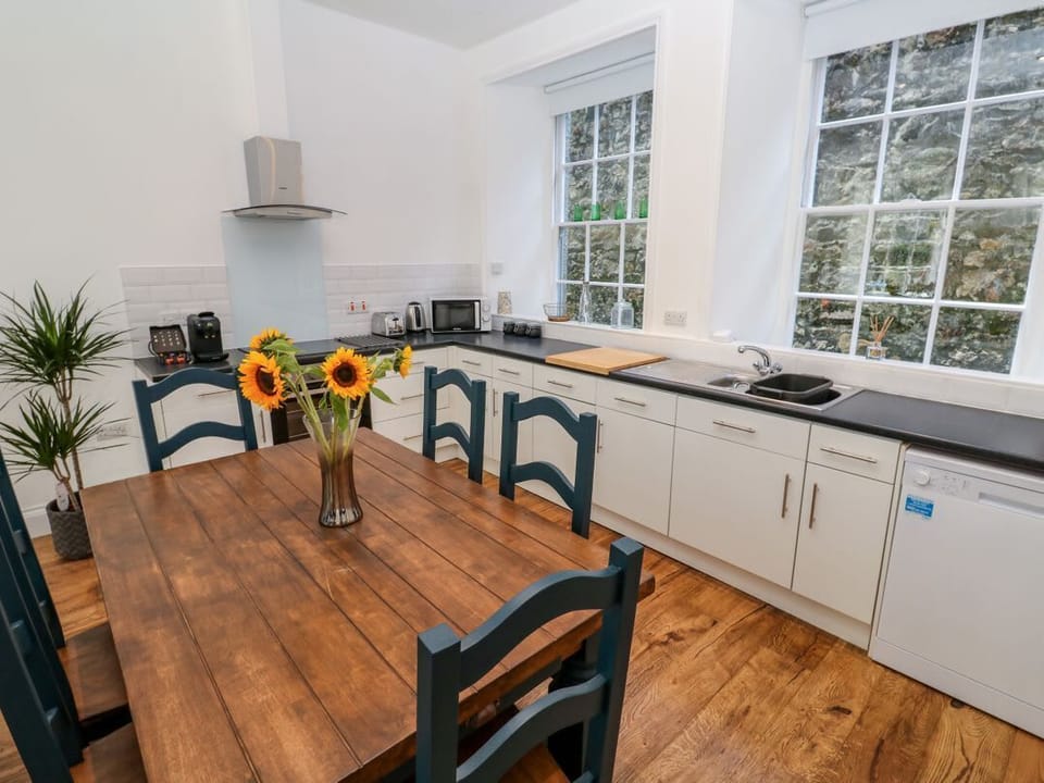 2 Regent Mews