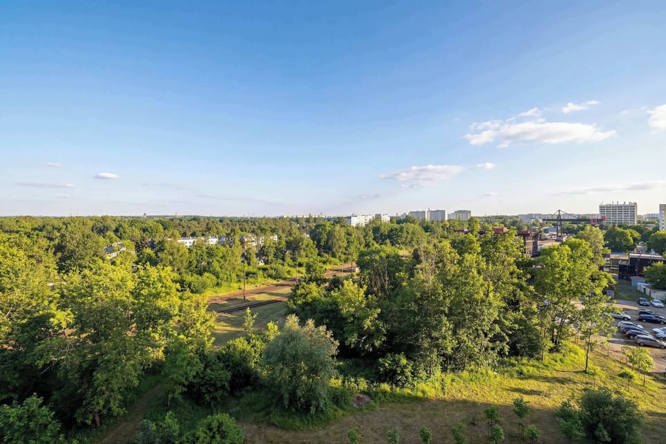 A panoramic shot of the green surroundings seen from above, perfect for those who value being close to nature in the city.