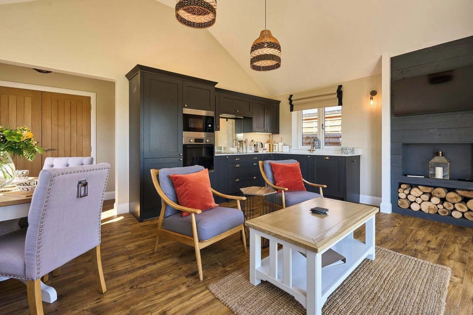 Mole Cottage, Swannington - Host & Stay