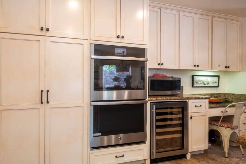Kitchen with all Appliances