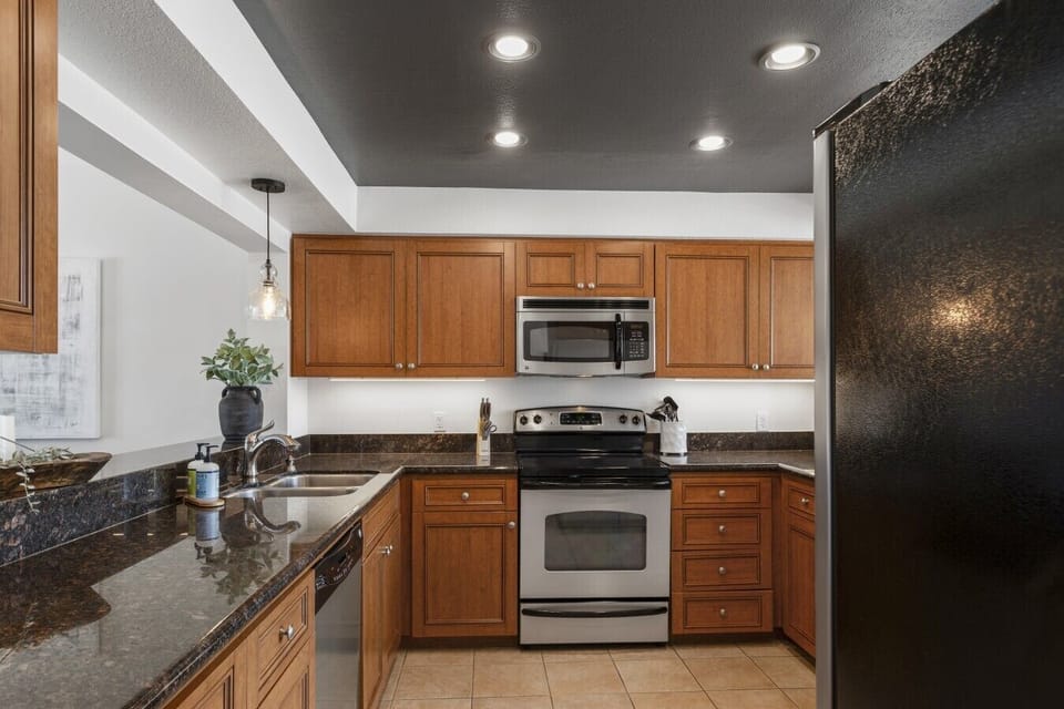 Bright chef’s kitchen in Palm Desert condo with bar seating and functional layout for entertaining
