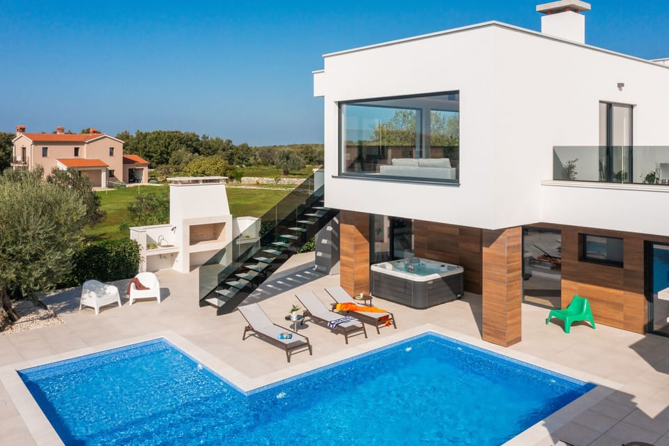 Garden with jacuzzi and swimming pool