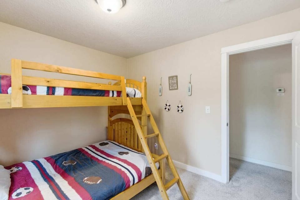 Single bunk beds, sleeps 2 (children only)