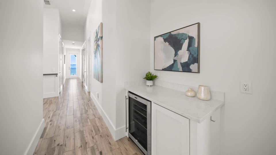 Hallway on the 2nd living level - Balcony Access