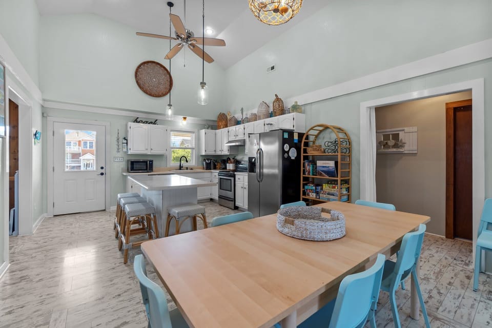 Dining Room (Seats 6) w/ Fully Stocked Kitchen Area