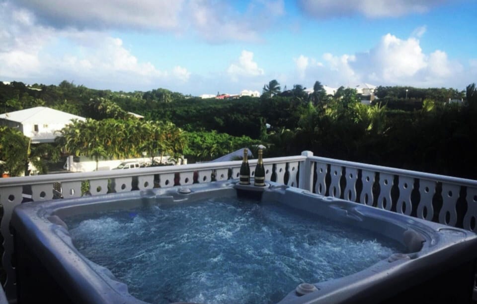 Prestige air-conditioned bedroom with sea view from the Bellevue estate, for exceptional nights in Saint-François.