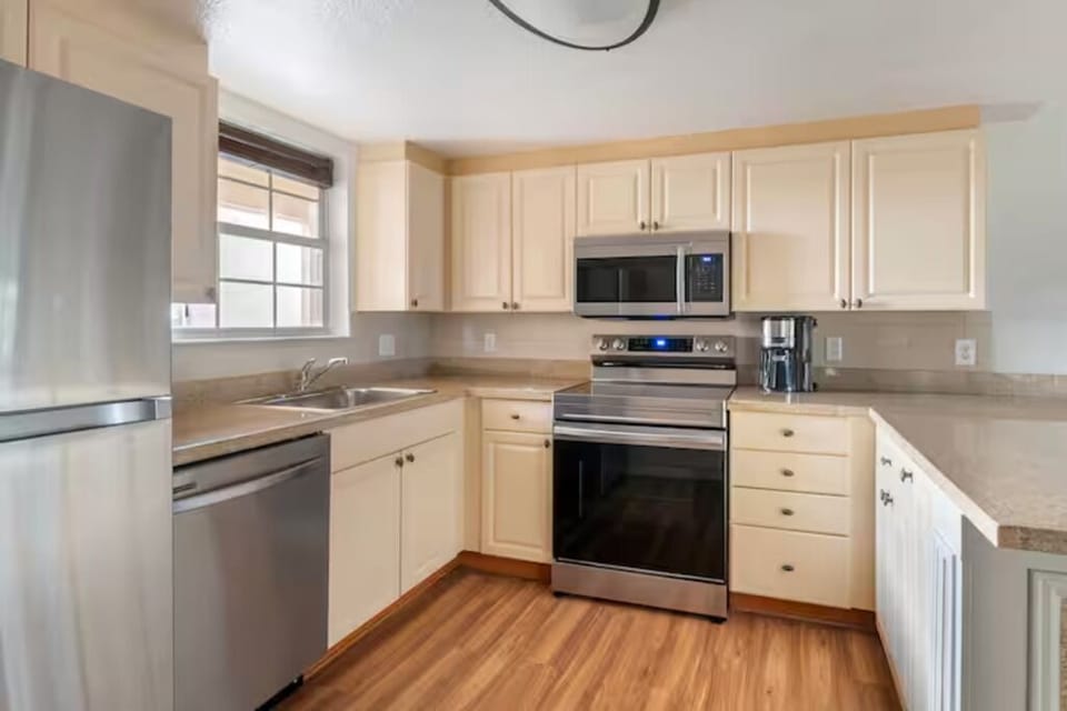 Cook with ease in this bright, fully equipped kitchen.