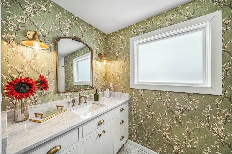 1-RCP-18320E20Washington20St20Chagrin20Falls-RCP04158