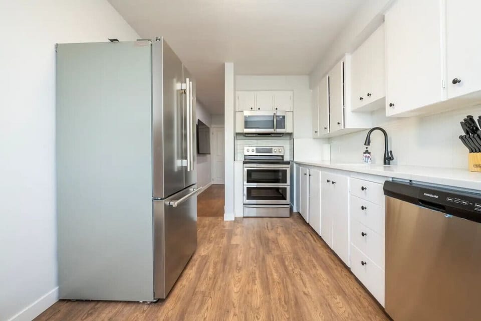 Fully equipped kitchen with modern appliances, perfect for cooking and extended stays