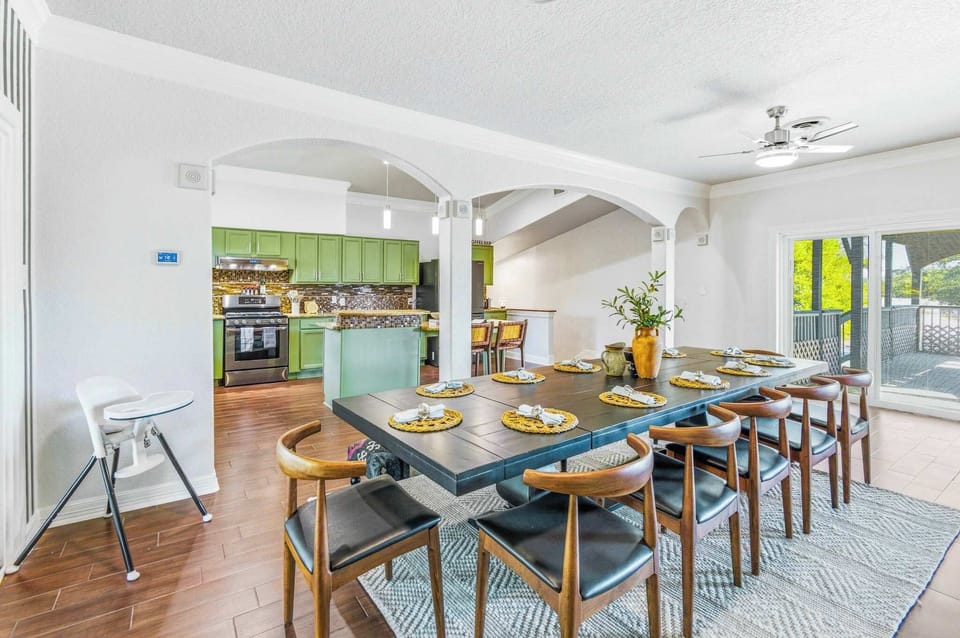 Breakfast, brunch, dinner, or late-night snacks—this dining area makes every bite taste like vacation.