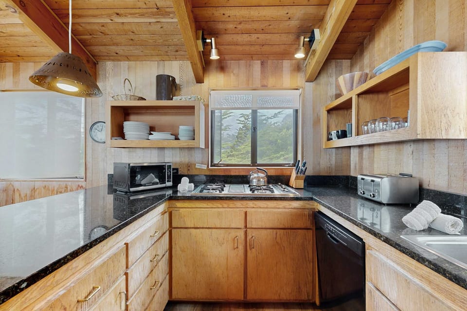 With an open layout and stunning views, this kitchen invites you to enjoy cooking while soaking in the beauty of the surrounding nature.