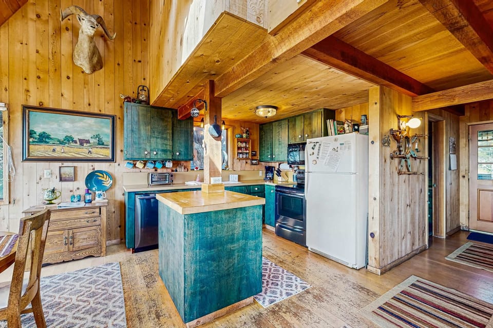 Enjoy the convenience of this functional kitchen, perfect for preparing breakfast before a day of adventure on the trails.