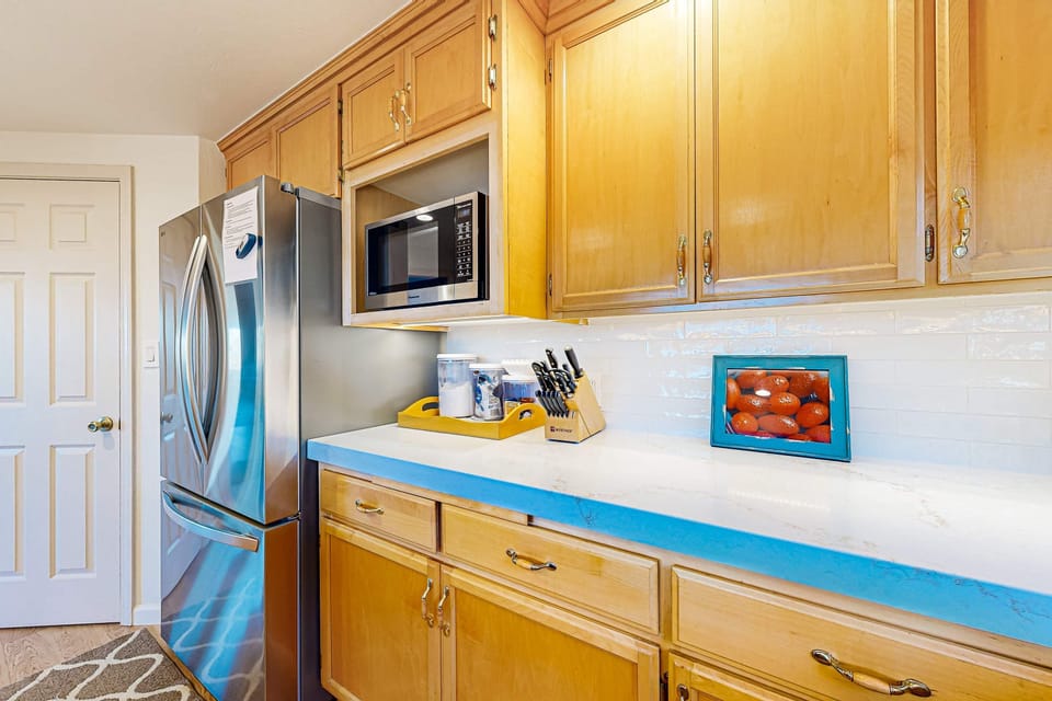 With convenient storage and sleek finishes, this kitchen is perfect for preparing snacks before heading to the beach.