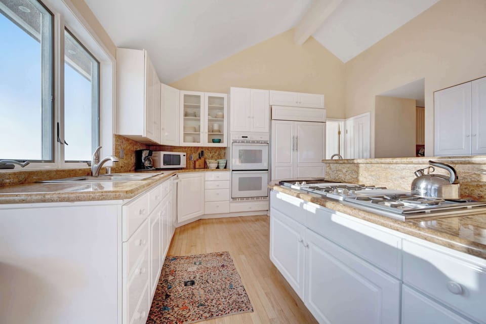 Cook with ease in this modern kitchen, equipped with everything you need to whip up delicious meals while overlooking the sea.