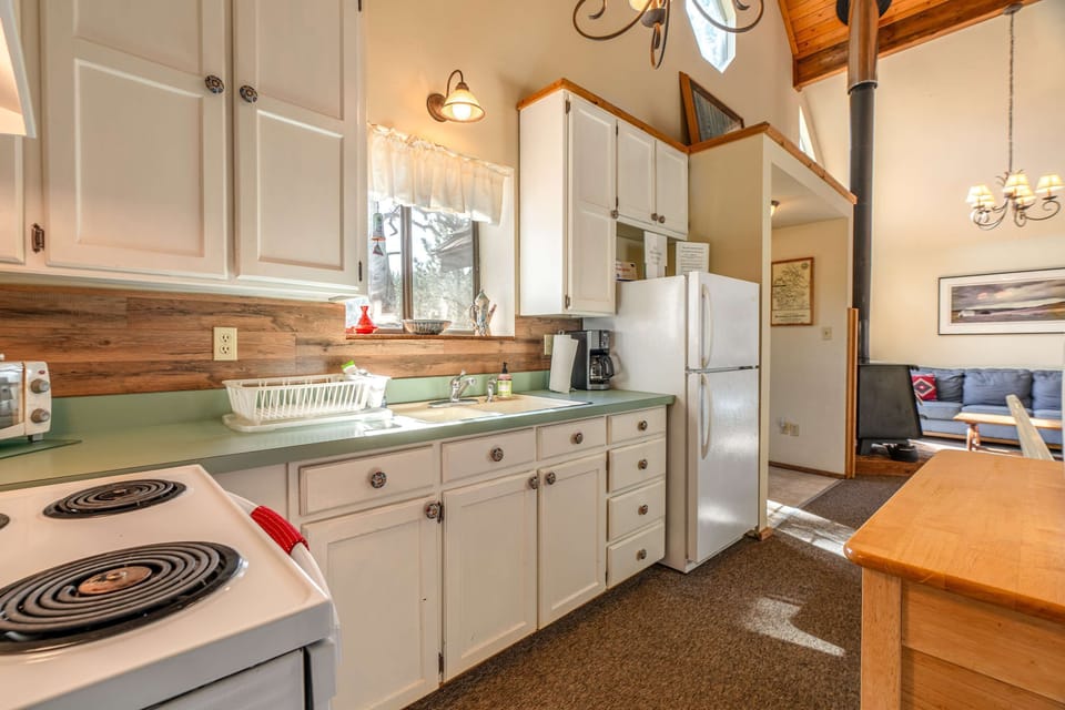 Full kitchen with everything you need to cook