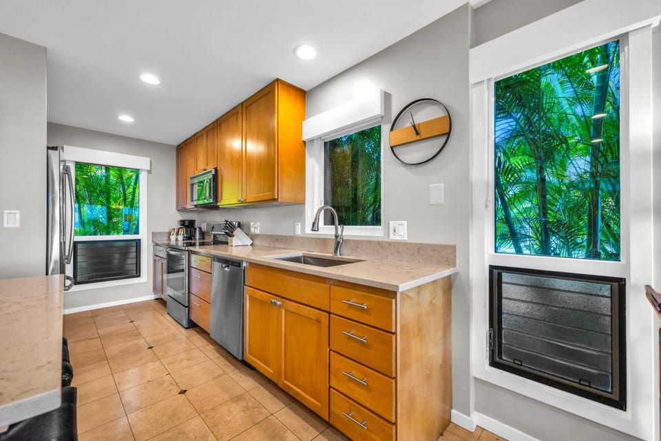 Fully equipped kitchen with wood cabinetry