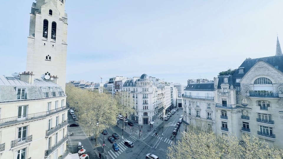 Une vue idéale pour apprécier le charme architectural de la ville, où chaque toit raconte une histoire.