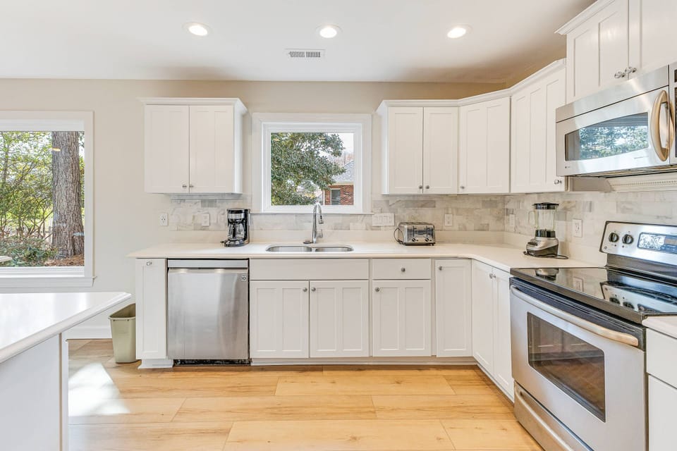 Kicthen equipped with drip coffee, toaster, blender and more