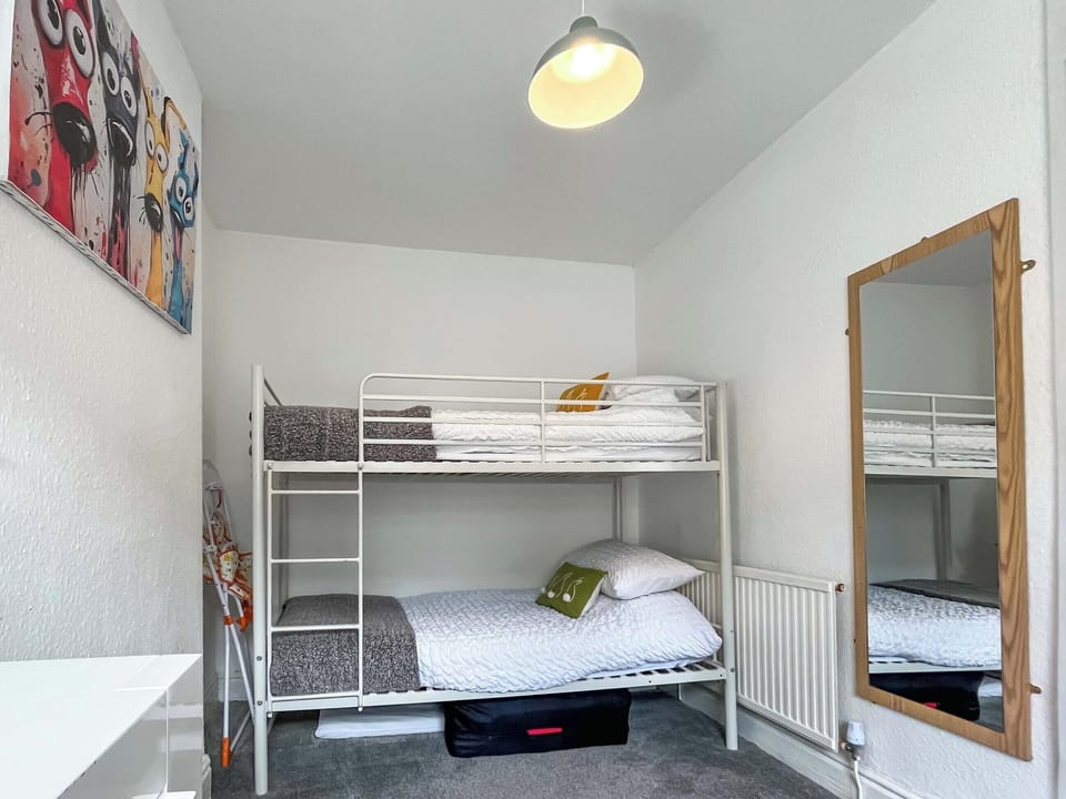 Bunk bedroom | Taliesin Retreat, Llandudno