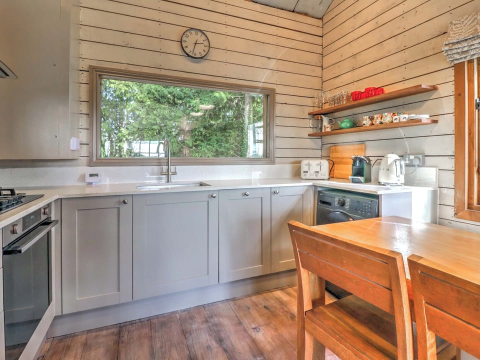 Kitchen/diner | Cedar Cabin - Midgham Farm, Ringwood