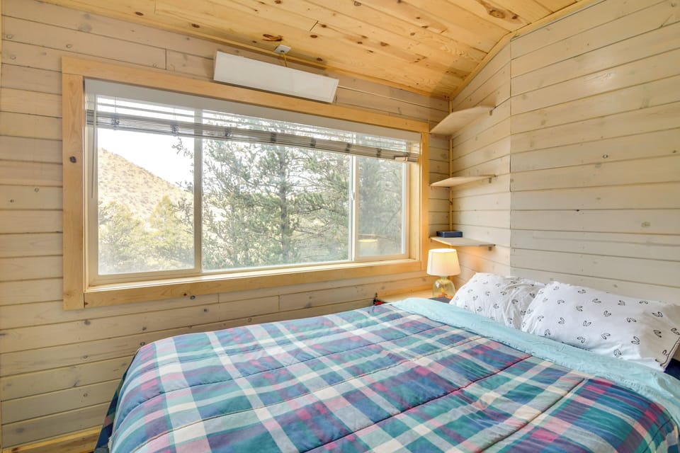 Bedroom | Queen Bed | Main Floor