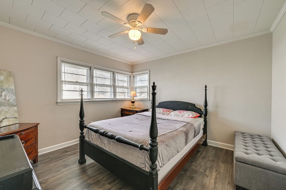 Bedroom 1 | Queen Bed