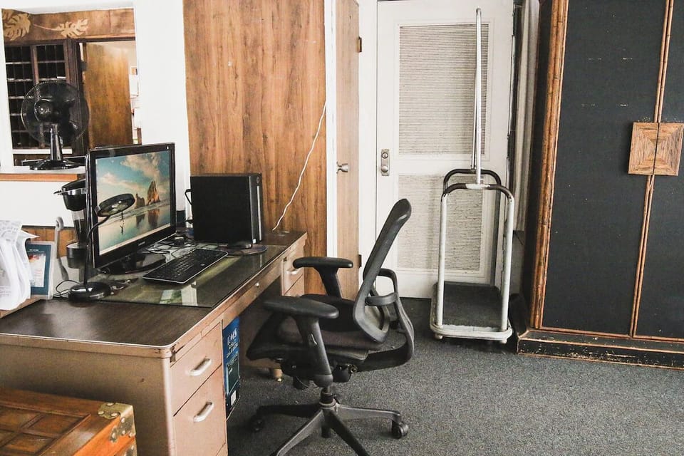 Catch up on emails at a practical workstation with essentials.