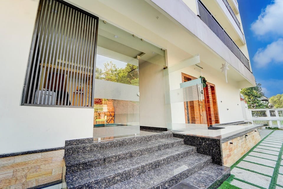 Entrance / Reception