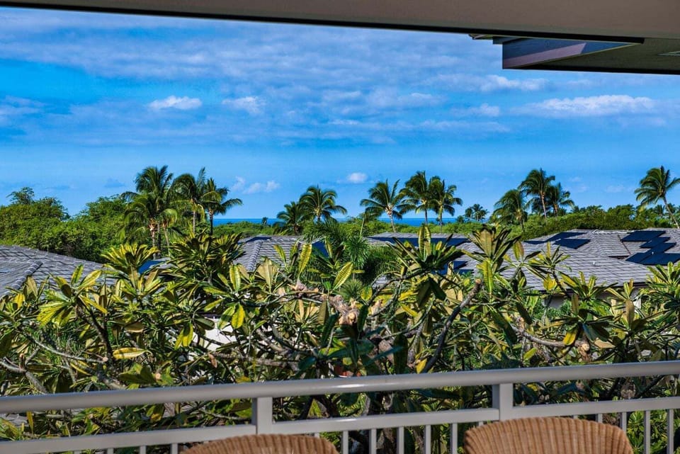 Peek-a-boo views of the ocean in the distance from the upstairs lanai