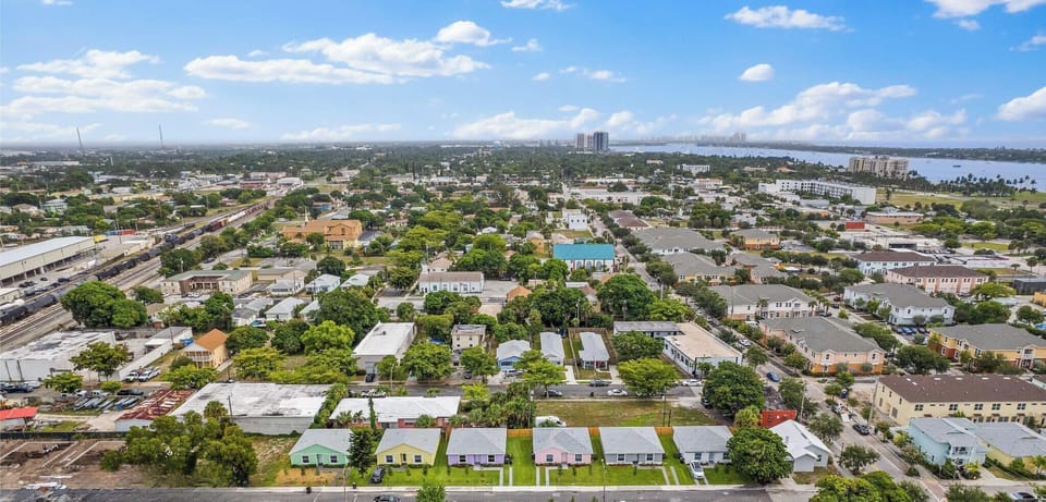 🌳 Get a fantastic bird's-eye view of our lovely neighborhood, perfect for your stay! 🏘️