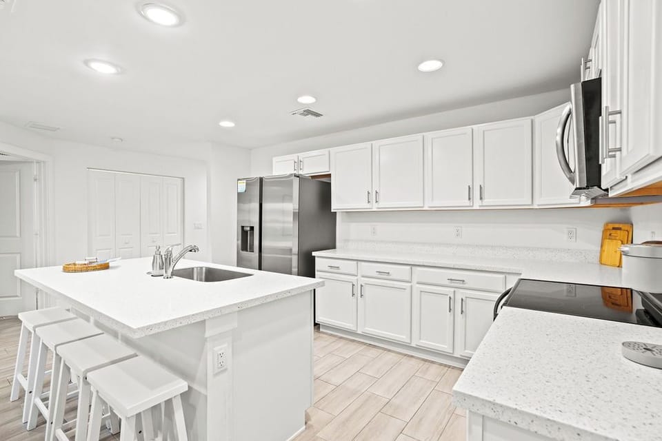🧑‍🍳 Discover the sleek and modern interior of our fully equipped kitchen, ready for your culinary creations! 🍳