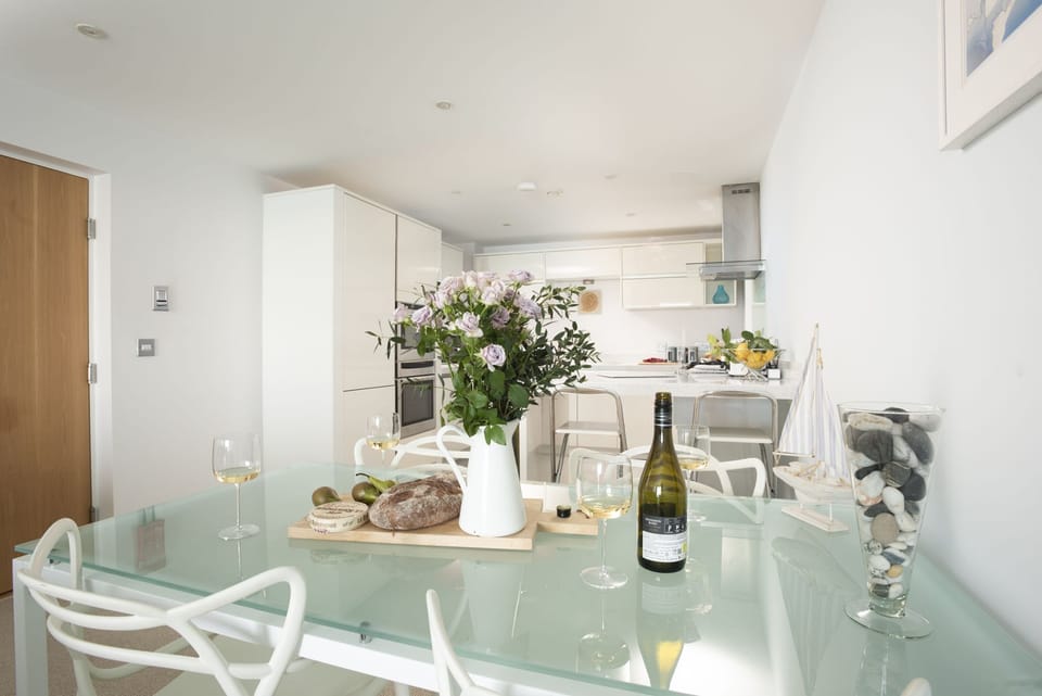 Dining table with easy access from kitchen - 18 The Sands