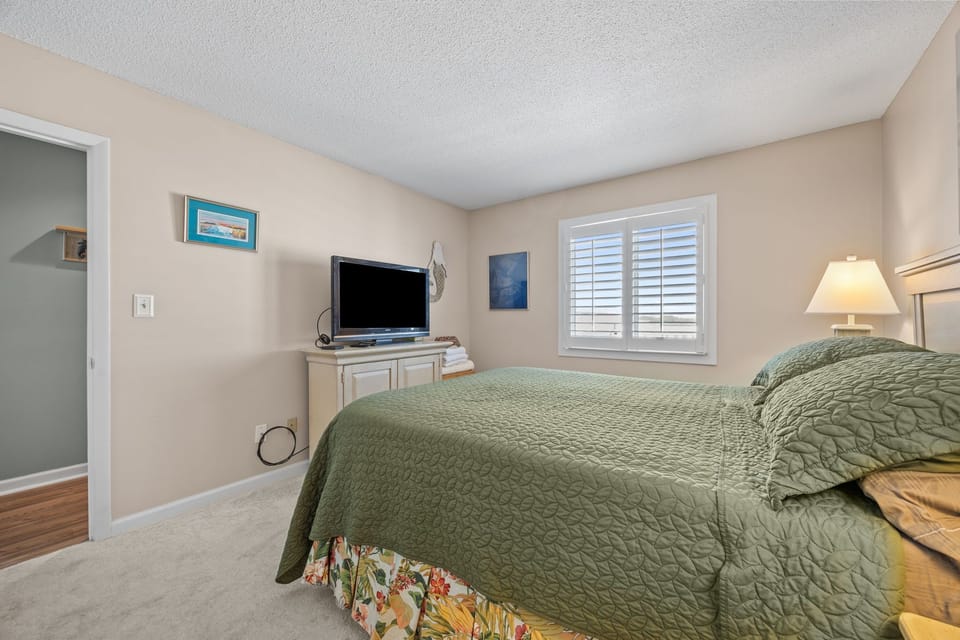 Master Bedroom- Queen