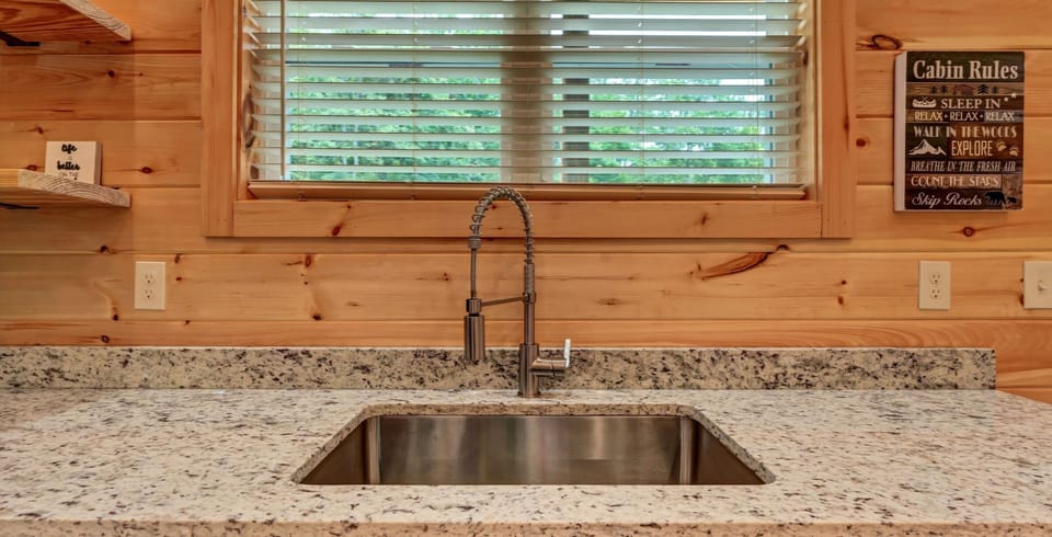 Two Bedroom Cabin Walking Distance to Dollywood Pigeon Forge Cab