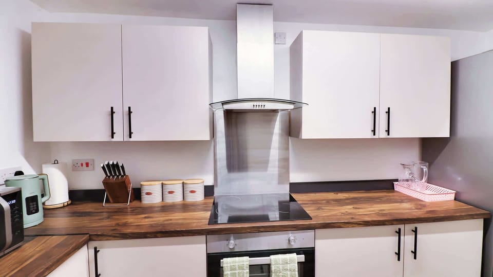 Cook with ease in this fully equipped kitchen, ideal for preparing quick meals before work or enjoying a slower evening dinner together.
