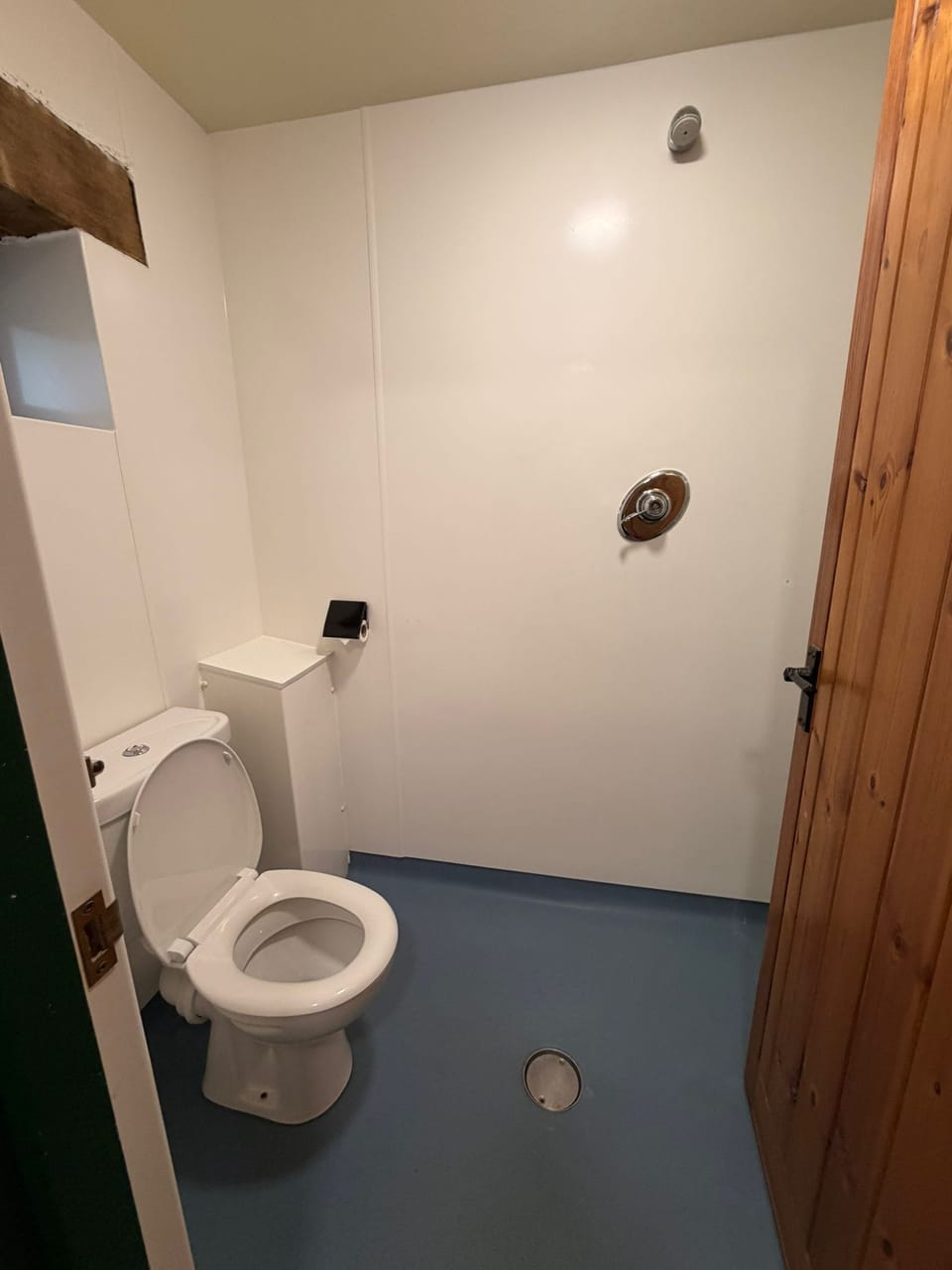 comfortable two-bedroom bunkhouse with private en-suite bathroom in Wern Watkin