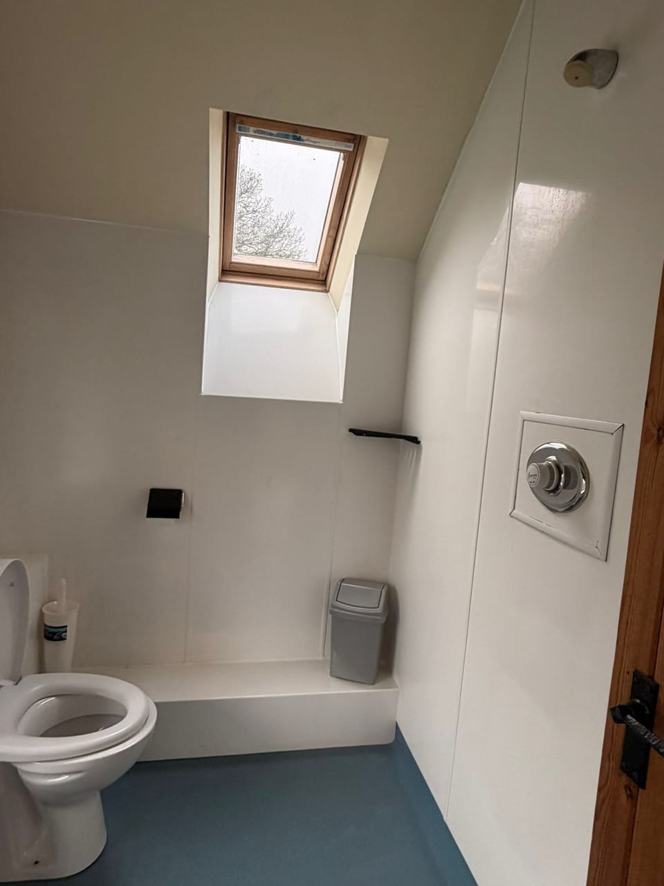 En-suite private bathroom in a cosy 2-bed room at Wern Watkin Bunkhouse