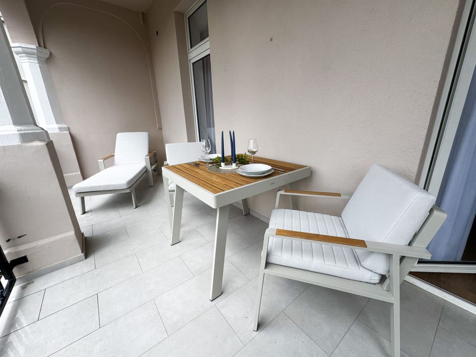 Großer Balkon mit Essbereich und Sonnenliege