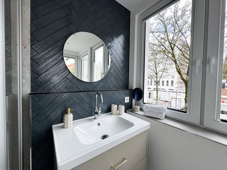 Badezimmer mit Fenstern 