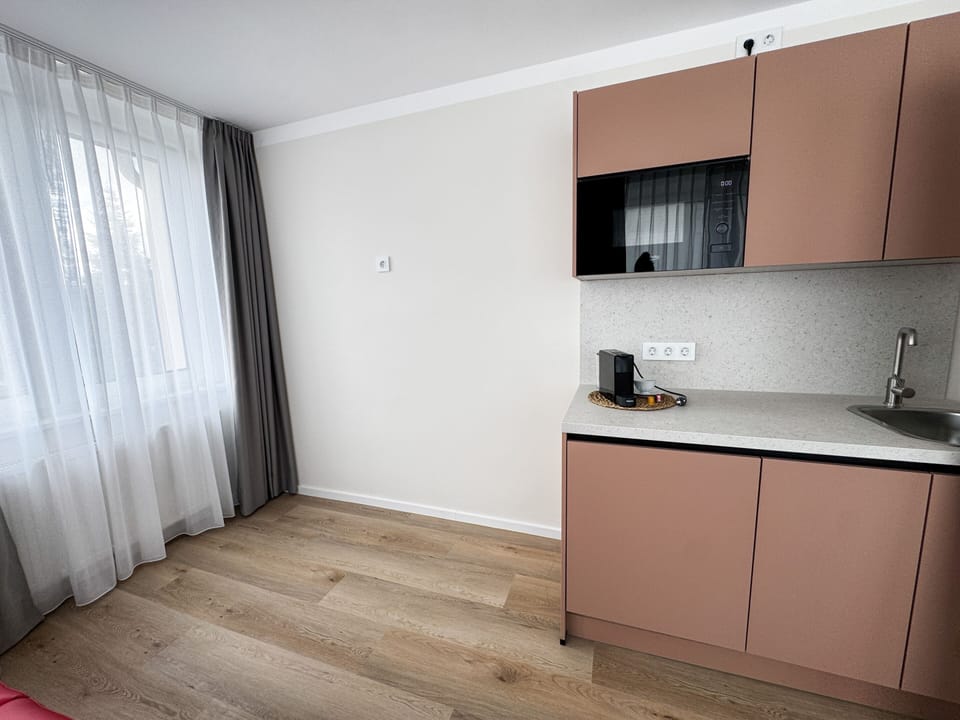 Küchenzeile mit Kühlschrank und Mikrowelle