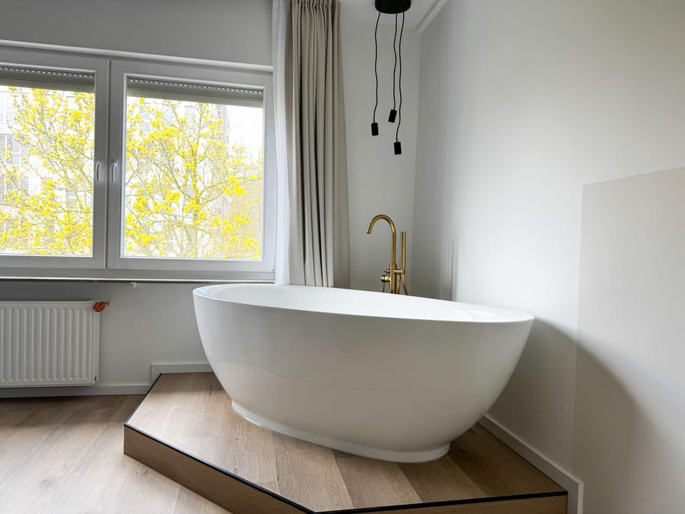 Freistehende Badewanne im Schlafzimmer 