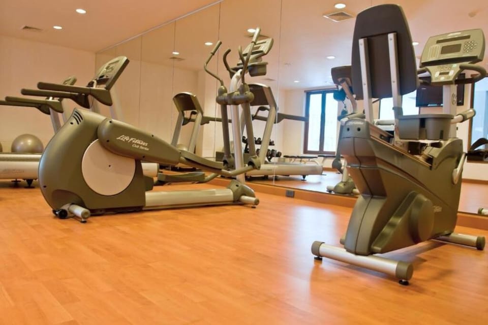 Recharge with a bright gym session on premium cardio machines.