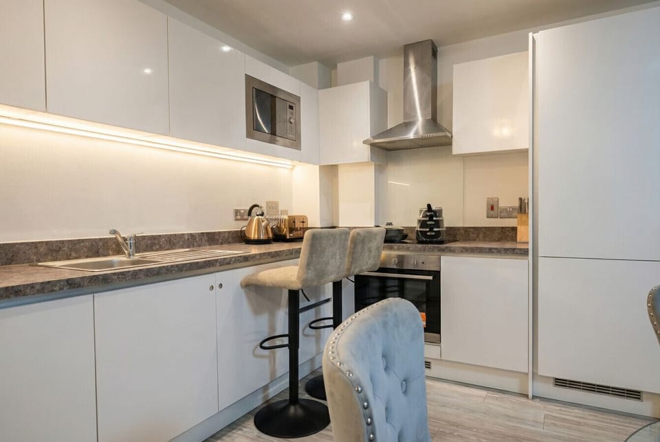 A fully equipped kitchen with induction hob, built-in oven, and microwave means real cooking is always on the menu.